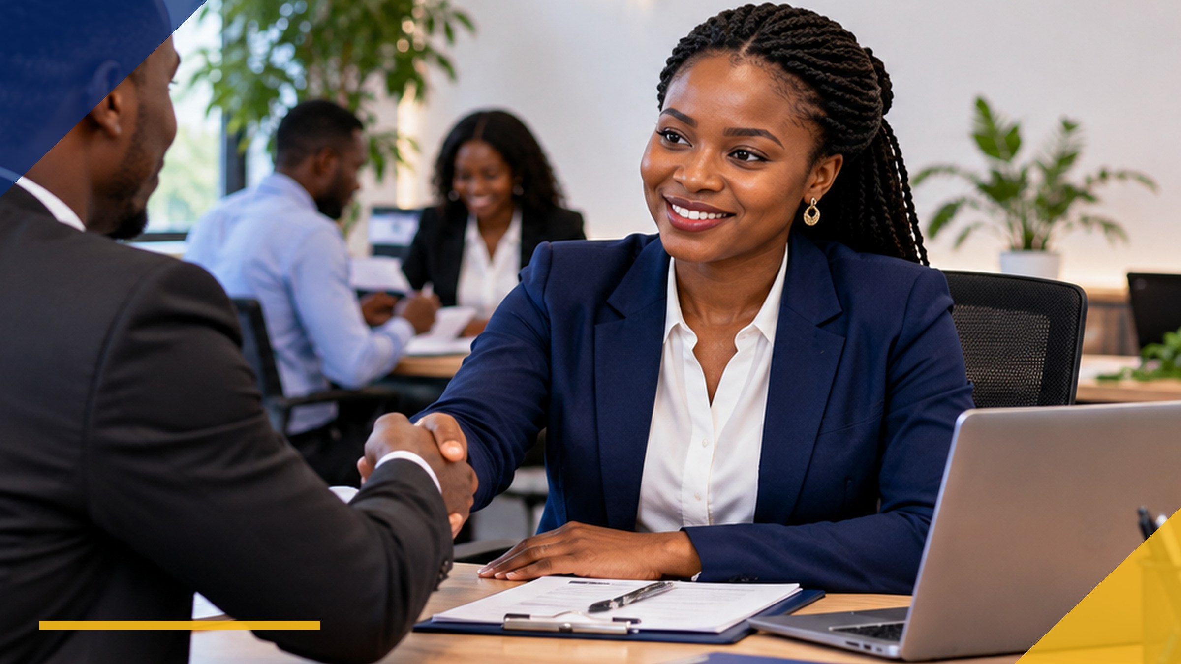 Mtaalamu wa HR Tanzania akijadiliana na mfanyakazi ofisini kuhusu mipango na kumbukumbu za likizo